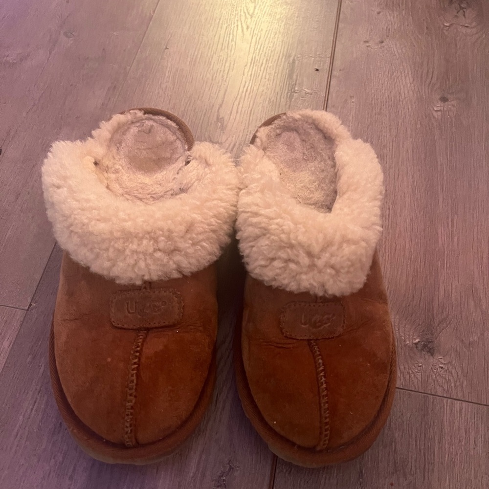 Some cute ugg slippers! Women’s size 6